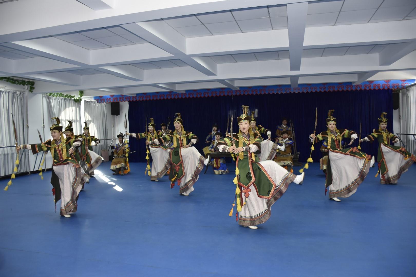 “Монгол хааны ордны дуу хөгжим”-ийн бүжигчдийн “Ерөөл даатгалын бүжиг”-ийн үзүүлбэр  өдөн бүжиг 